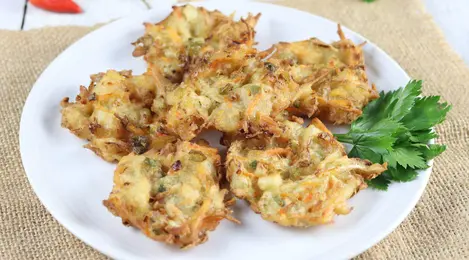 7 Resep Bakwan Sayur Renyah untuk Camilan Kumpul Keluarga - Food Fimela.com