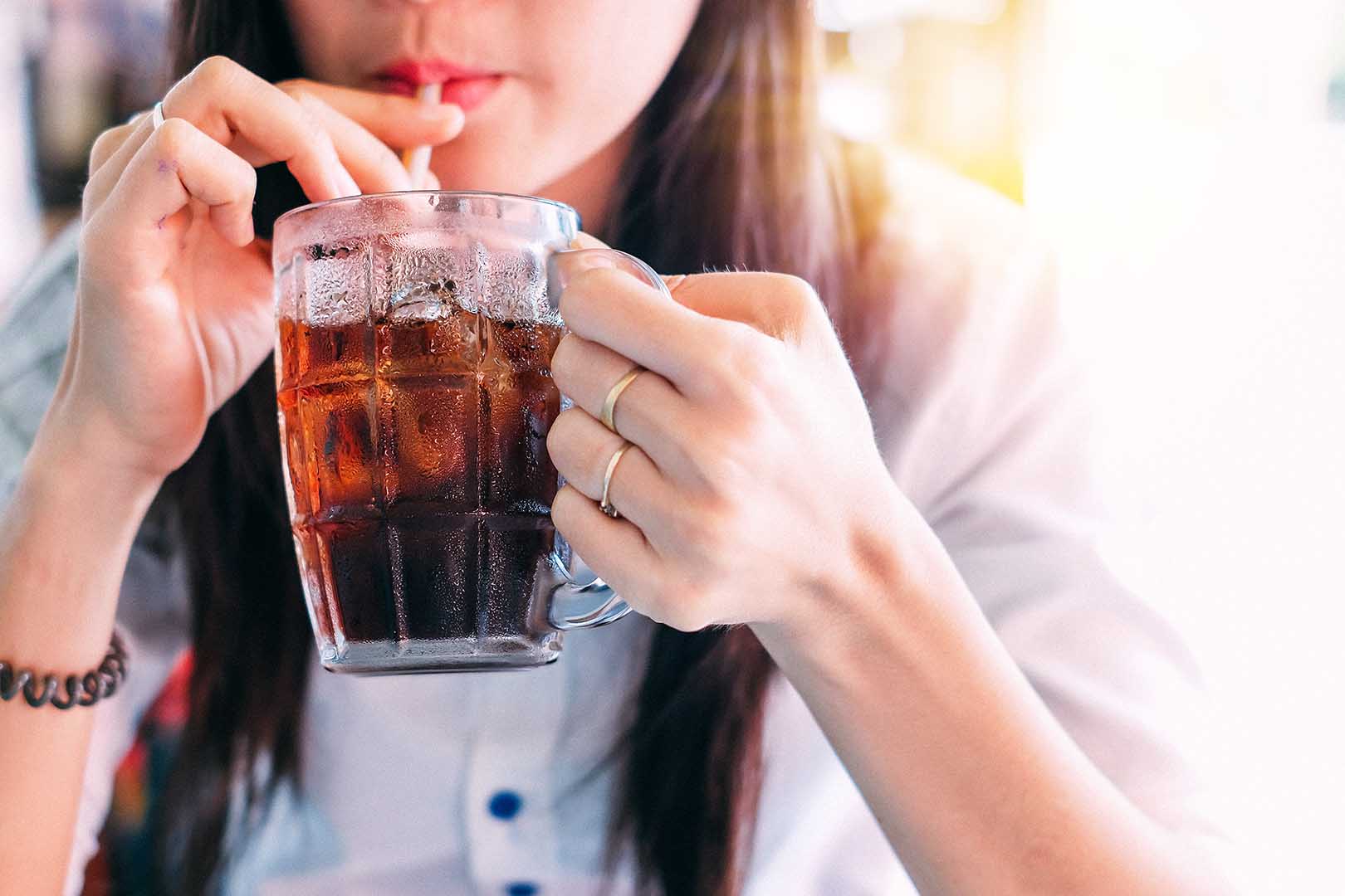 Hati-hati, Minum Soda Berlebihan Bisa Sebabkan Masalah Ini! - Jovee.id